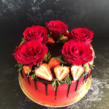торт с живыми цветами и ягодами