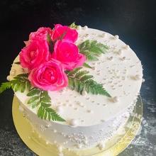 белый торт с розовыми розами
