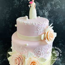 свадебный торт с фигурками жениха и невесты