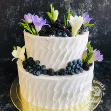 двухъярусный торт с живыми цветами и ягодами