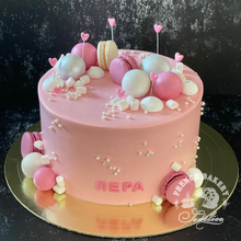 розовый торт с макарунами для девочки