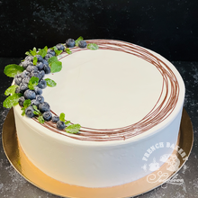 белый торт с ягодами на заказ в Москве